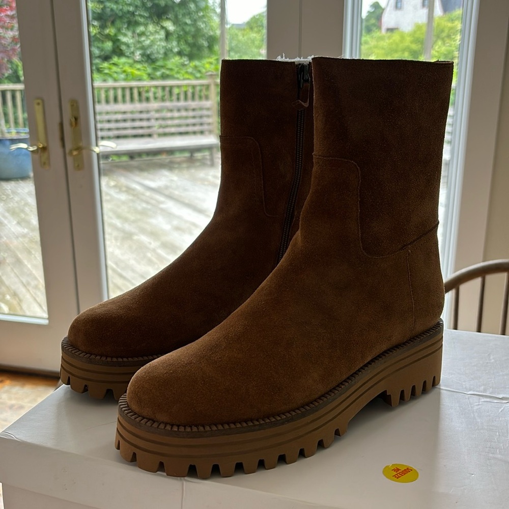 Brand new super cushy soft boots ..gorgeous